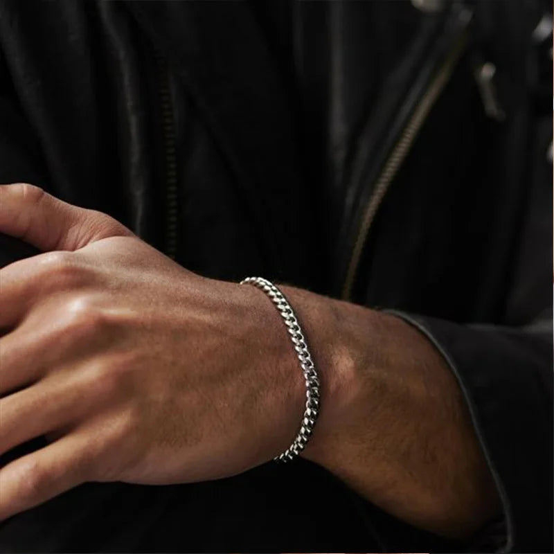 Chaine / Bracelet pour hommes en acier inoxydable élégant.