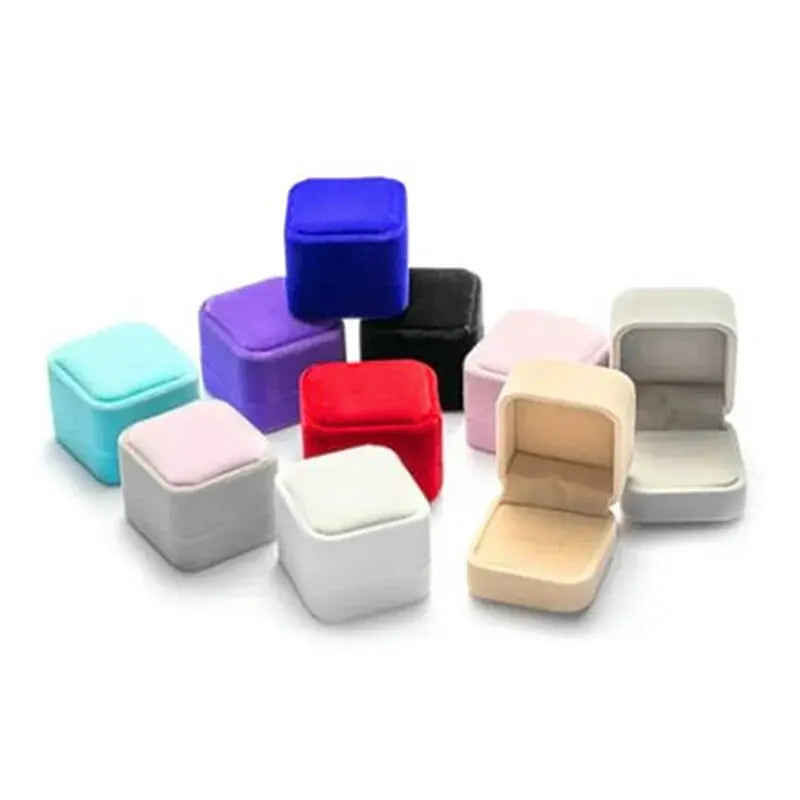 Écrin à bague en velours.