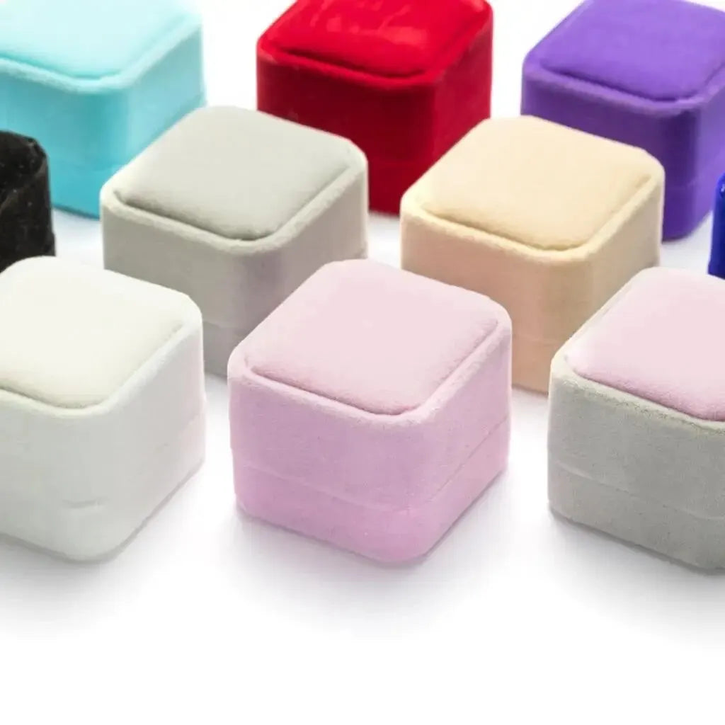 Écrin à bague en velours.